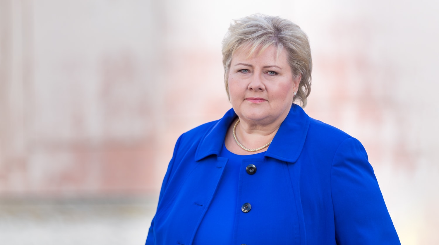 Erna Solberg fotografert i profil.